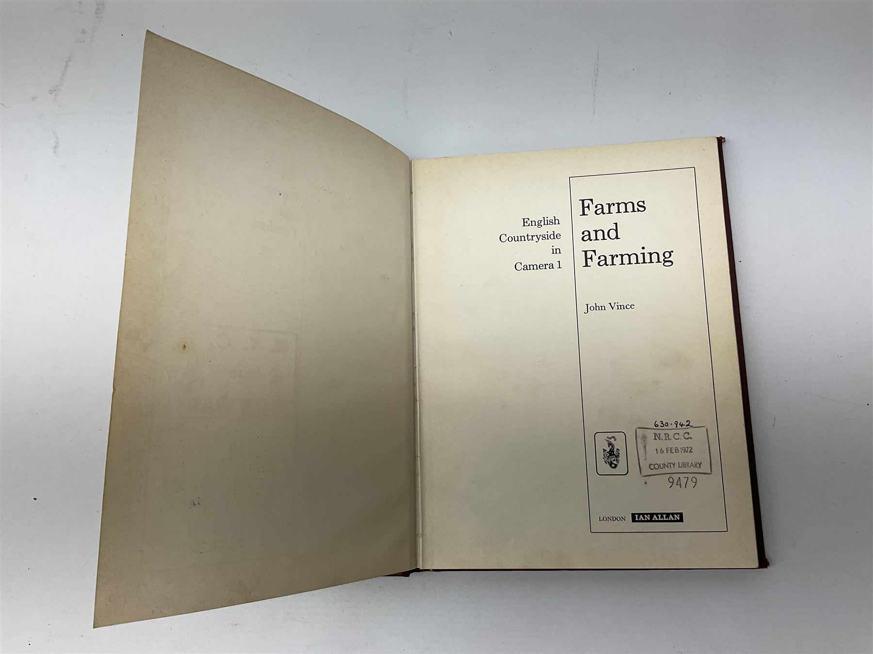 Veterinary fleams and other tools together with various veterinary books, including Hewthorn's Veterinary Guide, Farms and Farming - Vince, Veterinary Practice at Home, etc., and a collection of folding pocket knives, pen knives, hunting knife, etc.