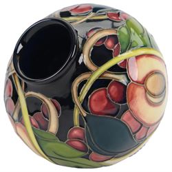 Moorcroft vase in Queens Choice pattern | Ceramics | 116056