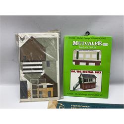 '00' gauge trackside accessories including Metcalfe kits for Platform, Goods Shed and Signal box, Superquick locomotive shed, Airfix kits for locomotive, wagons and buildings etc, Dapol Station Accessories and Turntable, six Parkside Dundas wagon kits, Hornby Footbridge etc; most boxed or packaged