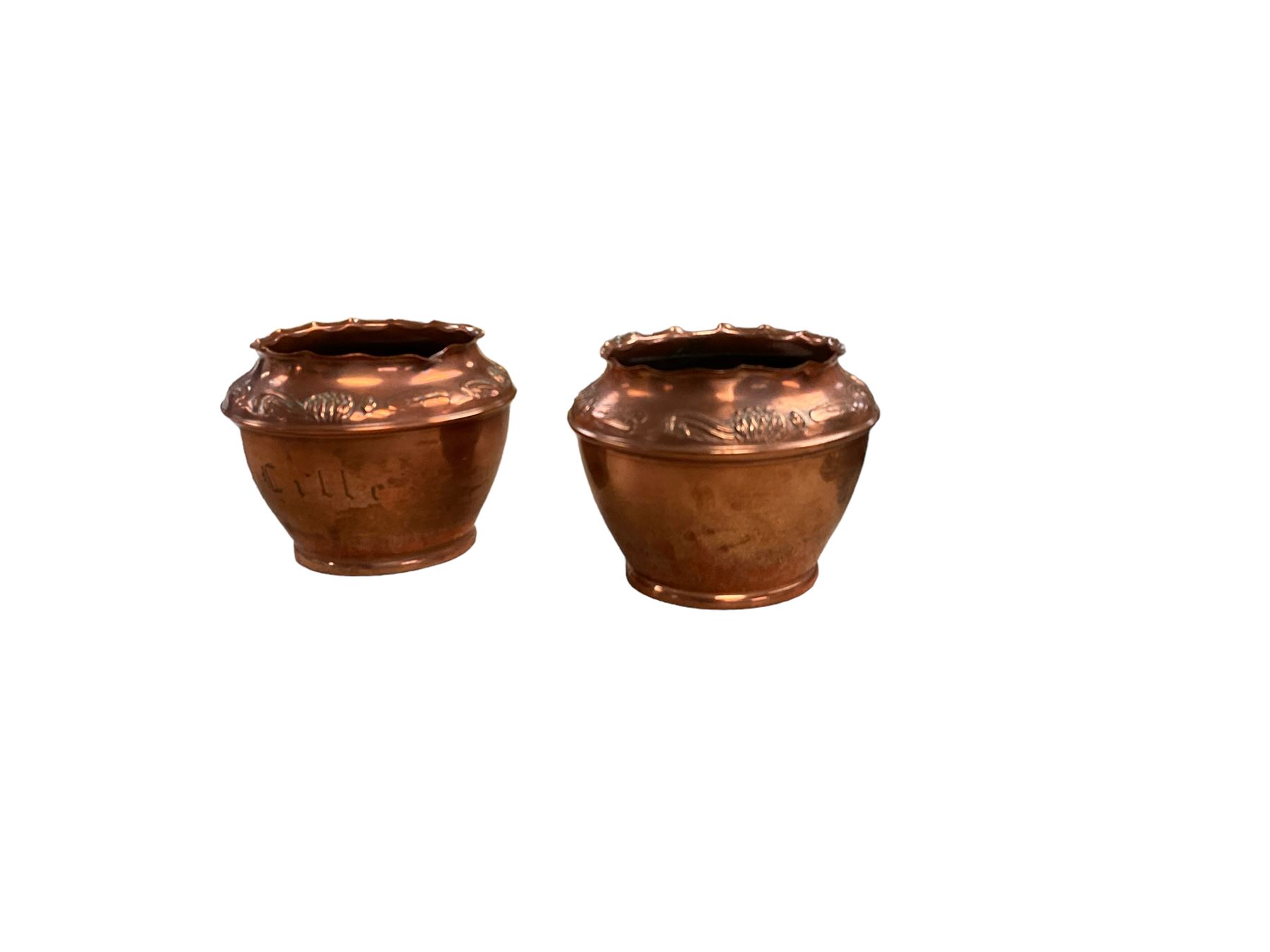Two coppers pots, decorated in relief with water lilies, H8cm