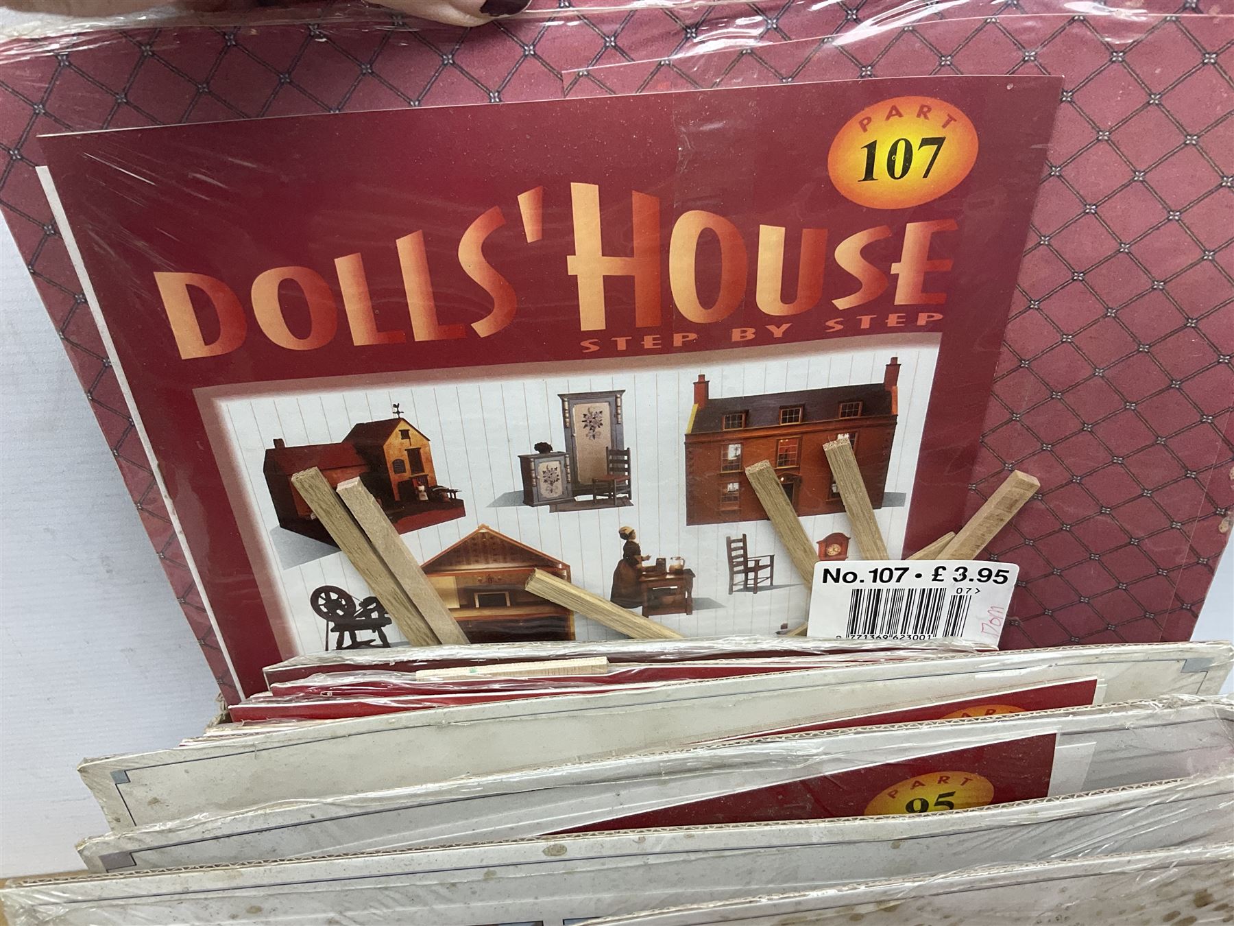 Del Prado Dolls House Step-by-Step Guide: Issues 1-110 (lacking 54,63,76,77 & 105); quantity of dolls house catalogues and booklets; and quantity of dolls house furniture and accessories