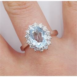18ct white gold oval aquamarine and diamond cluster ring, hallmarked, aquamarine approx 0.95 carat