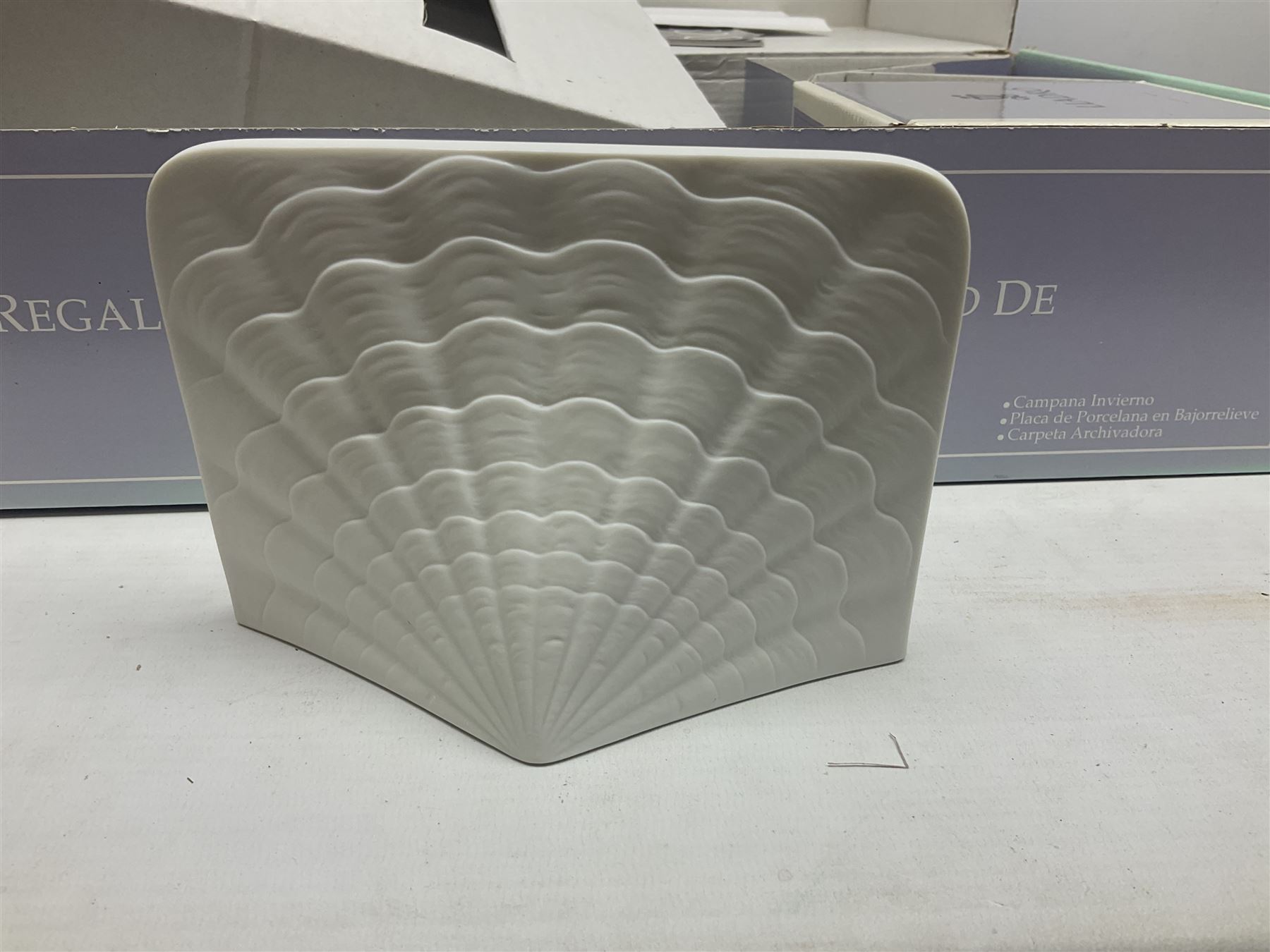 Seven Lladro flowers, comprising Japanese Camelia on base no 5181, Yellow Begonia on base no 5186, Miniature Begonia on base no 5188, Chrysanthemum on base no 5189, California Poppy no 5190.B, Miniature Begonia 5188.B and White Carnation no 5184.B, together with Lladro Spanish Joining pack with 17616 Winter Bell, Additional Lladro parasols and flowers etc 