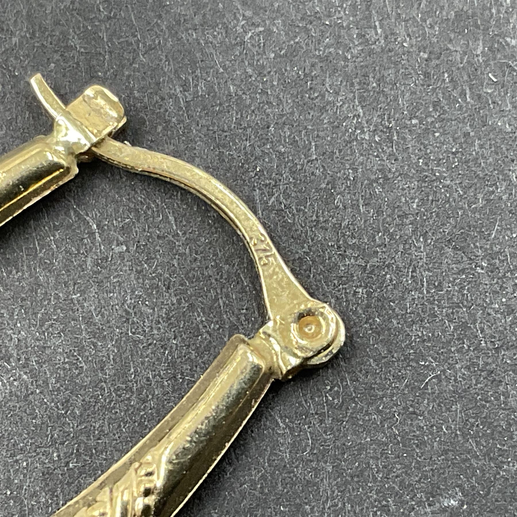 9ct gold jewellery, to include twist design herring bone link necklace, pair of textured hoop earrings and a pair of Italian horn pendant earrings