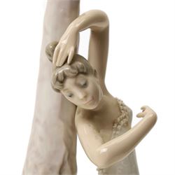 Pair of Lladro lamps, modelled as a Violinist and a Ballerina, including fittings H38cm (2)
