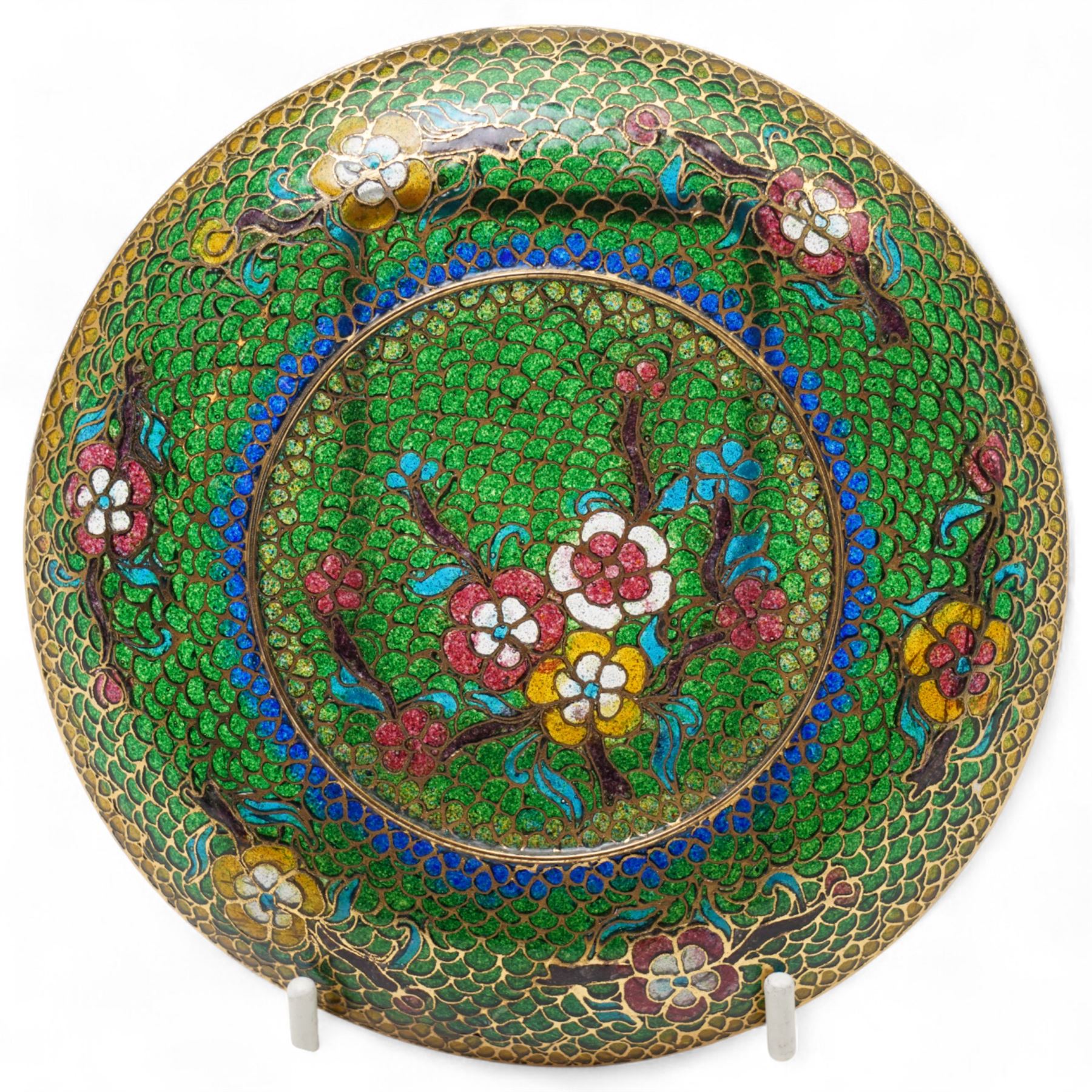 Pierced plique-à-jour dish, the floral decoration dispersed on a green ground, D13cm
