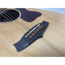 Tanglewood Folk/OM cedar and java wood acoustic guitar, the three-piece back with mango spalted wood insert; serial no.180914094 L101cm