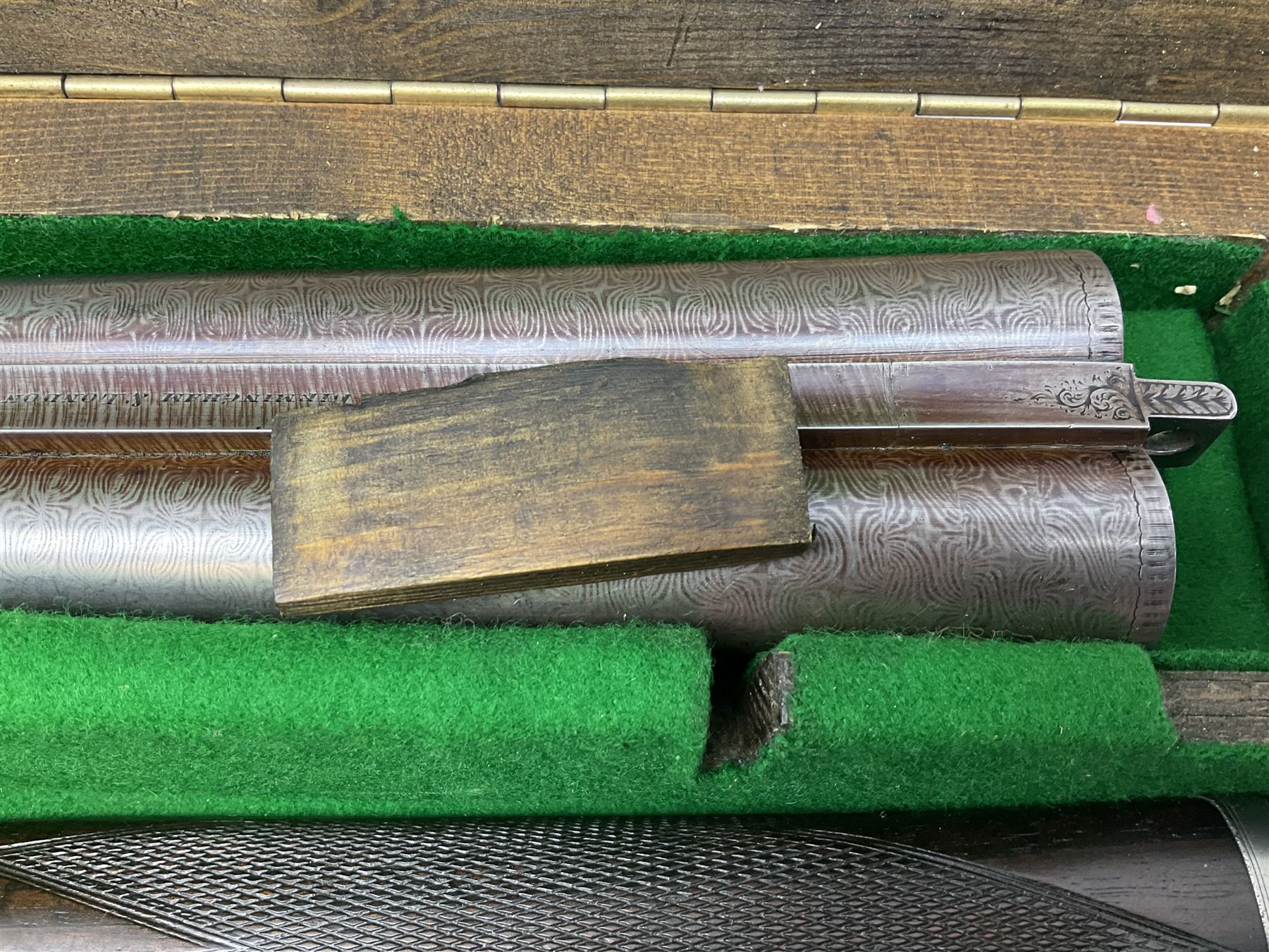 Midland Gun Company Birmingham & London 12-bore side-by-side box-lock non-ejector double barrel shotgun with 76cm damascus barrels, Prince of Wales style walnut stock with chequered grip and fore-end, top safety and engraved lock no.62160 L120cm overall; in scratch built baize lined wooden case. SHOTGUN CERTIFICATE REQUIRED.