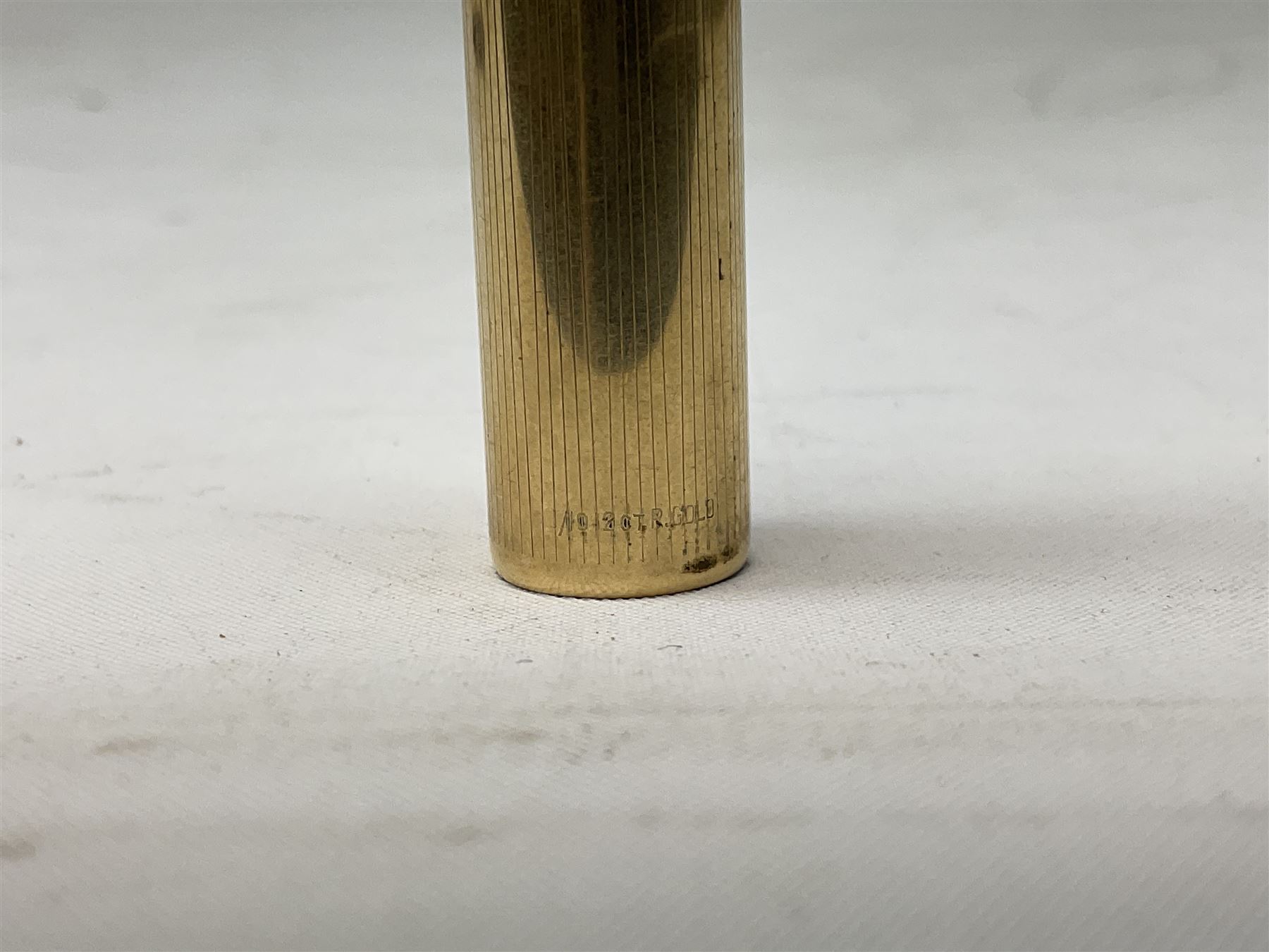 Five Parker fountain pens with gold caps, to include 65 Consort Insignia with rolled cross hatch gold cap, two Parker 51 fountain pens in burgundy with 12ct rolled gold caps, together with two further 51 examples in blue and black, all with stamped lids