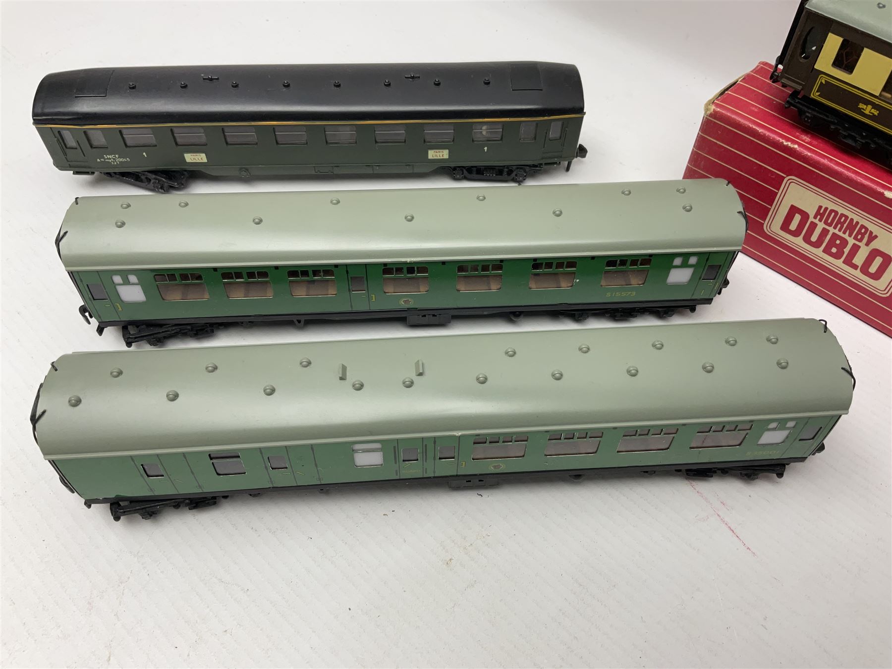 Hornby Dublo - ten passenger coaches including two Southern and four maroon BR Mk.I Passenger Coaches and four Pullman Cars (two x Aries, Car No.74 and Car No.79); together with two French SNCF HO Paris-Lille coaches; all but one unboxed (12)