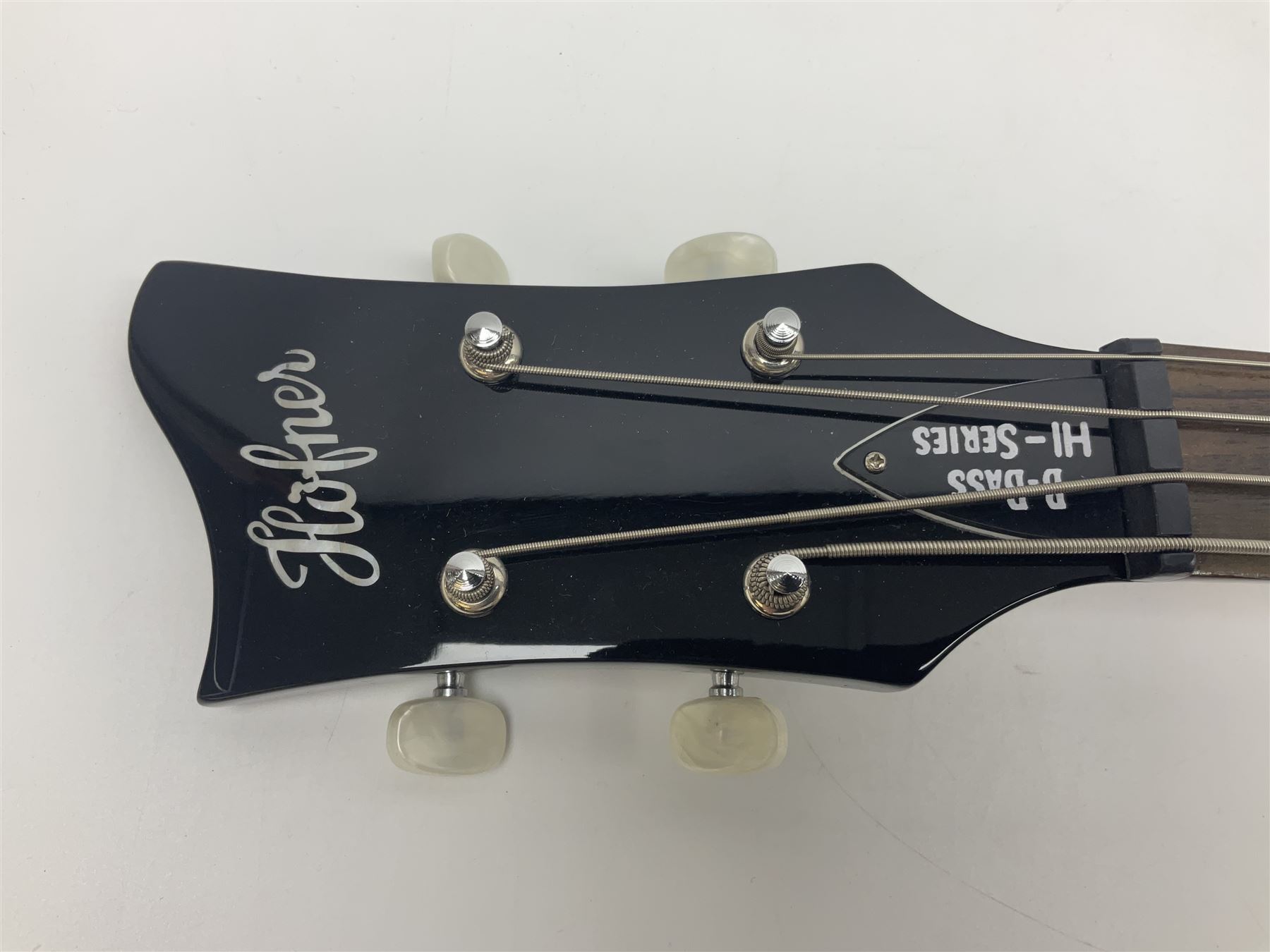 Hofner B-Bass Hi-Series electric bass guitar with sunburst finish L110cm; in Thomann fitted case