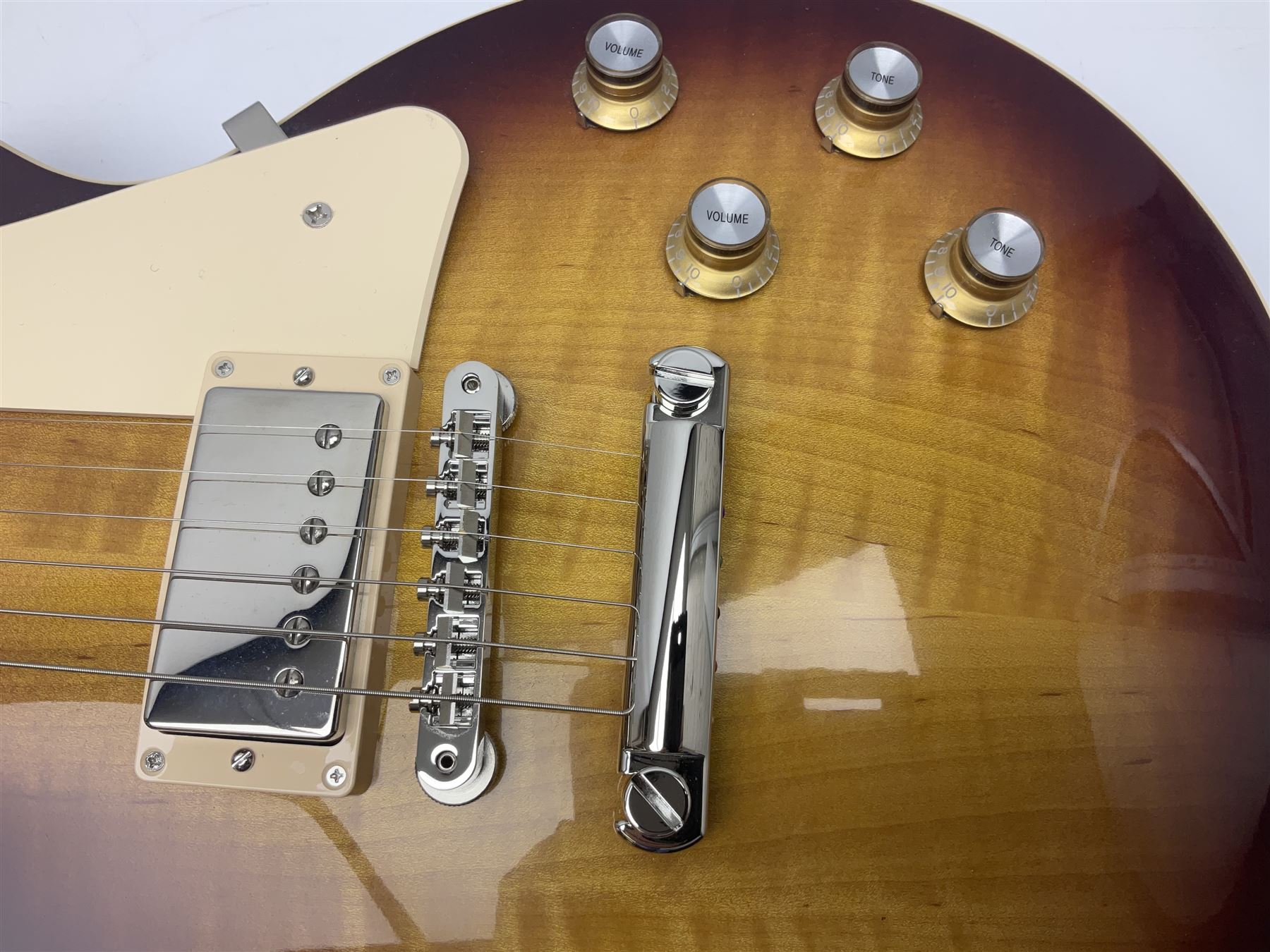 2021 USA Gibson Les Paul Standard guitar Model No LPS600B8NH1 with tobacco sunburst finish; serial no.216610246 L98cm; in Gibson fitted hard case with multitool, cloth, inspection certificate and other paperwork