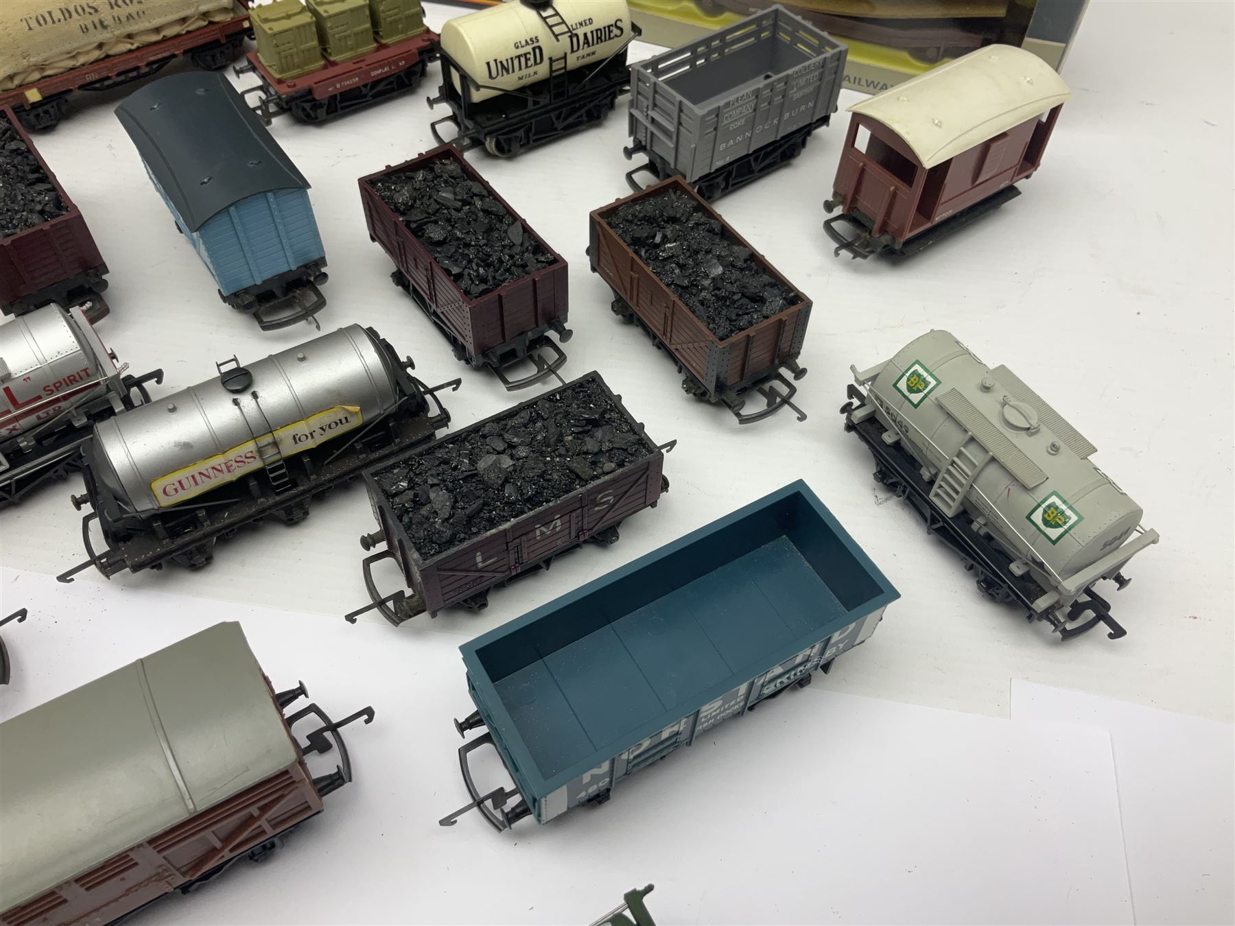 Various makers ‘00’ gauge - large quantity of rolling stock to include boxed Mainline, Graham Farish and Wrenn examples; loose examples to include Hornby, Tri-Ang, Joeuf etc 
