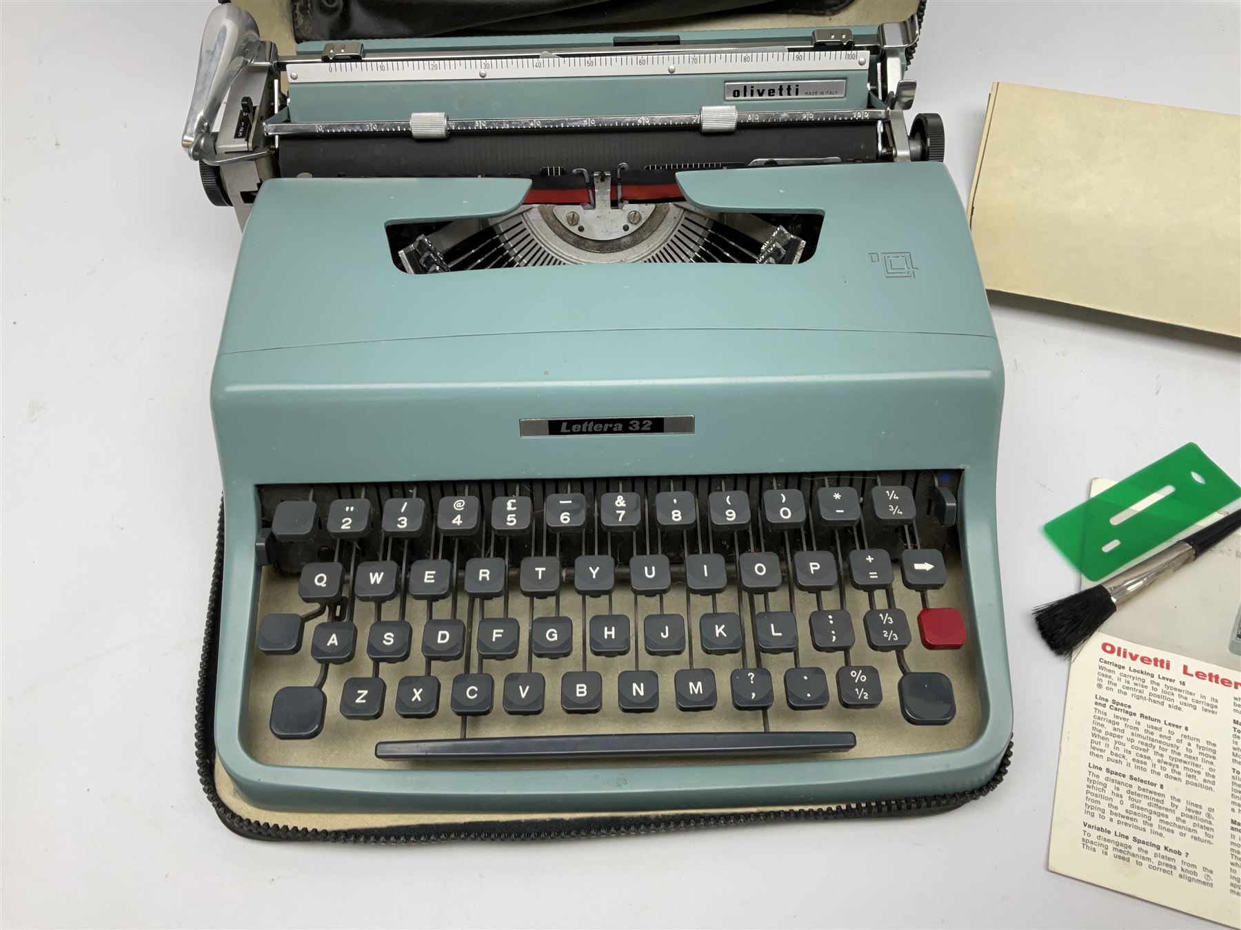 Olivetti Lettera 32 manual portable typewriter in carrying case