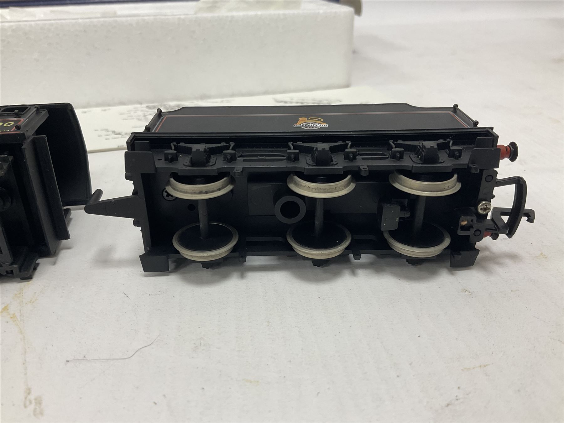 Bachmann ‘00’ gauge - 31551 Gresley Class V2 2-6-2 ‘Green Arrow’ locomotive no.60800 in BR black; 31954 Gresley Class A4 4-6-2 ‘Nigel Gresley’ locomotive no.60007 in BR blue; 31959 Gresley Class A4 Pacific 4-6-2 ‘Miles Beevor’ locomotive no.26 in LNER garter blue; in original boxes (3) 