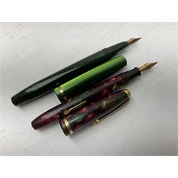 Conway Stewart 'Dinkie' 550 fountain ink pen of small proportions having a red and brown marbles body with a 14ct gold nib, together with another Conway Stewart fountain ink pen with a green body and 14ct gold nib