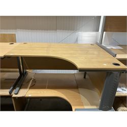 Pair of right hand return oak effect office desks . - THIS LOT IS TO BE COLLECTED BY APPOINTMENT FROM DUGGLEBY STORAGE, GREAT HILL, EASTFIELD, SCARBOROUGH, YO11 3TX