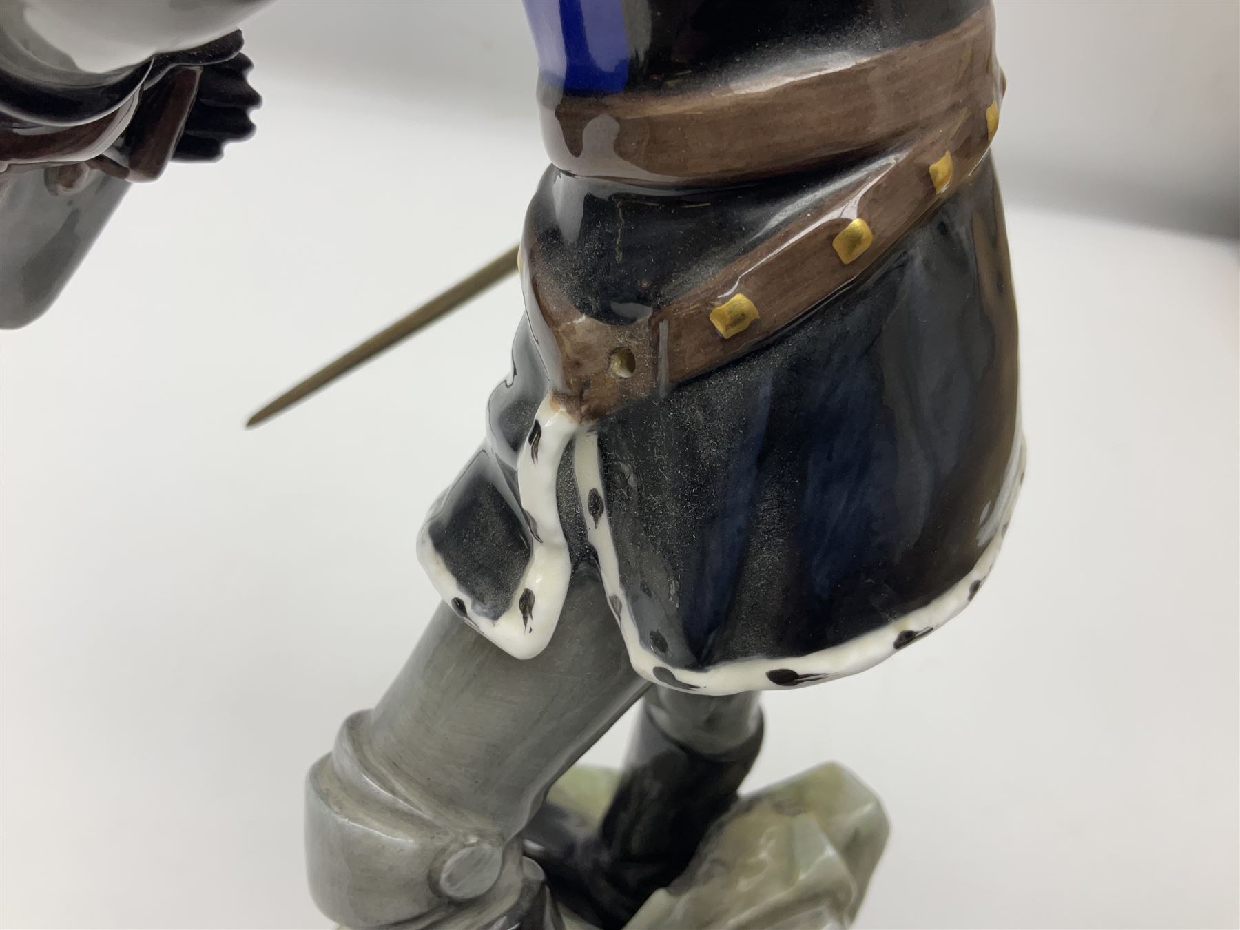 Royal Doulton Figure, Lord Olivier as Richard III, HN2881, limited edition 417/750, with certificate of authentication and original box, H28cm 