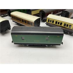 Exley '00' gauge - fourteen various coaches comprising four LMS maroon (3322 3rd, 2202 3rd, 6665 3rd and 388 Sleeping Car 3rd), LNER green/cream Buffet Car 21419, LNER teak 8639 1st, Southern green 6688 3rd, GWR brown/cream 3322 3rd, LNER 206 3rd, LNER 319 1st/3rd, SR green 351 3rd, SR green 188 Parcel Van, GWR 331 3rd and GWR 362 3rd; all unboxed (14)