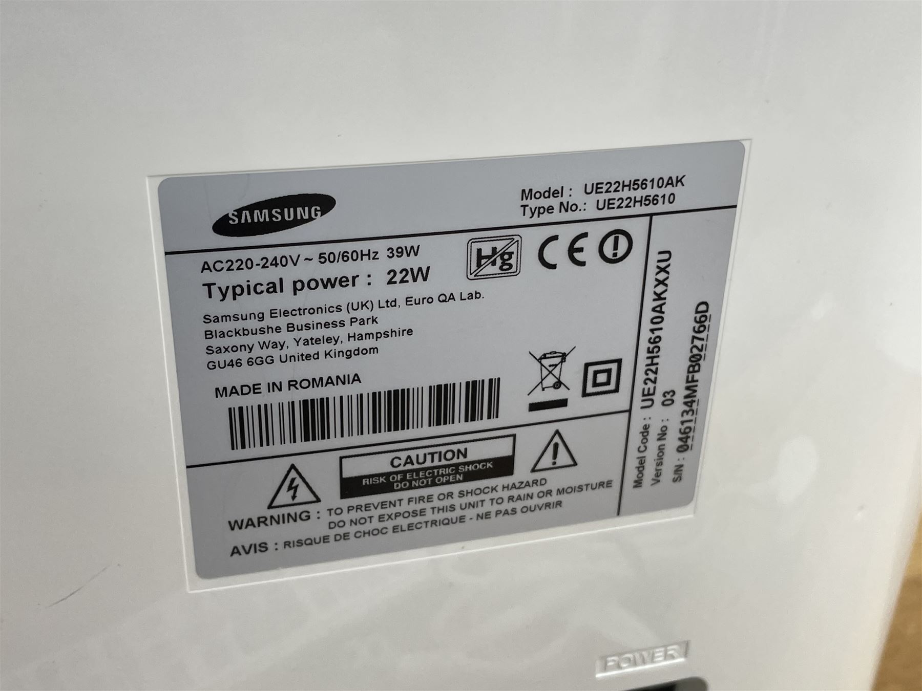 Samsung UE22H5610AK smart HD television with remote - white finish