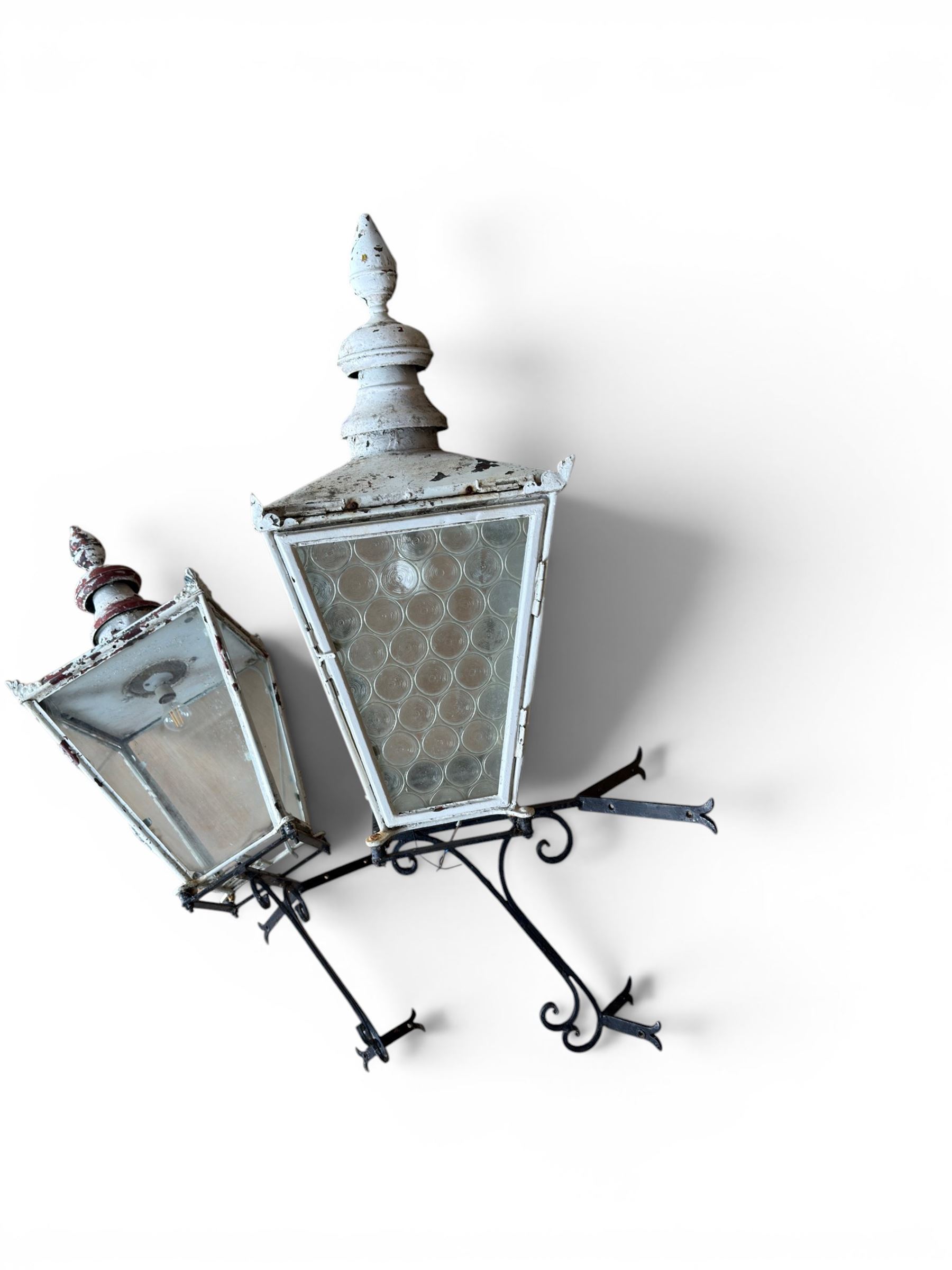 Foster & Pullen (Bradford est. 1896) - Good pair of late 19th century copper coach house or street lamps, painted in rustic white finish, with iron corner brackets, one with clear glass, the other with ring mottled glass, both converted to electricity, height with bracket 150cm