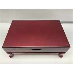 Viners Emassy canteen of Sheffield silver plated cutlery, 58 pieces, comprising eight table knives, dessert knives, dessert spoons, teaspoons, table forks, dessert forks, soup spoons, and two table spoons, housed in case with hinged lift up lid raised on four feet, L45cm