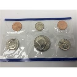 United States of America coinage, including 1876S half dollar (holed), various quarter dollars, 1986 one ounce fine silver dollar, 1988 uncirculated coin set etc