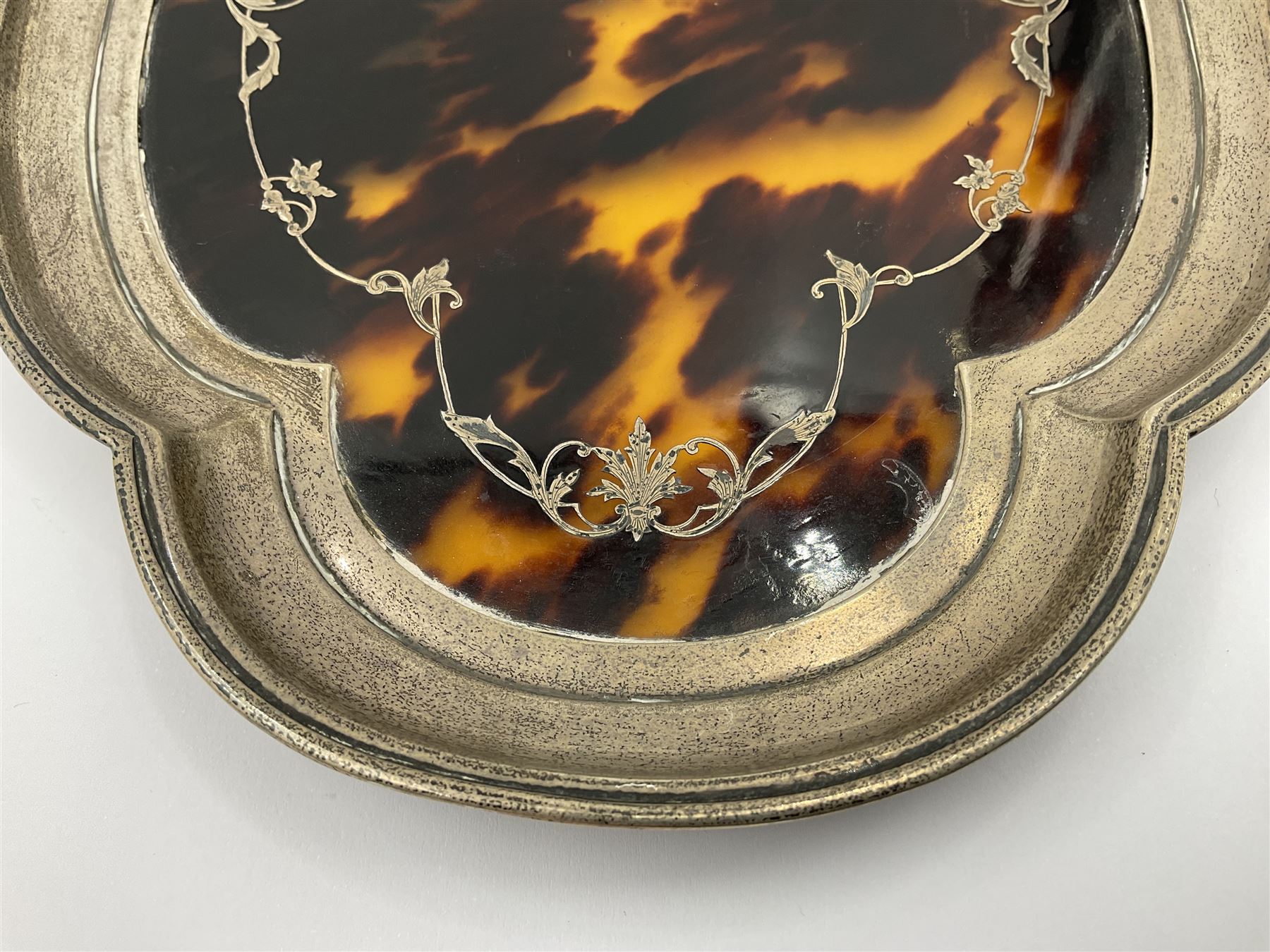1920's silver and tortoiseshell dressing table tray, of quatrefoil form, the lobed silver edge encasing a tortoiseshell center with silver acanthus detail, hallmarked Elkington & Co Ltd, Birmingham 1921, L25cm W18cm