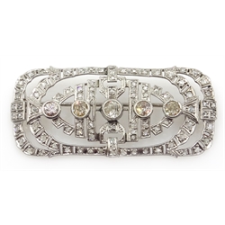 Edwardian platinum (tested) diamond brooch, set with five graduating round central diamonds and a diamond surround  