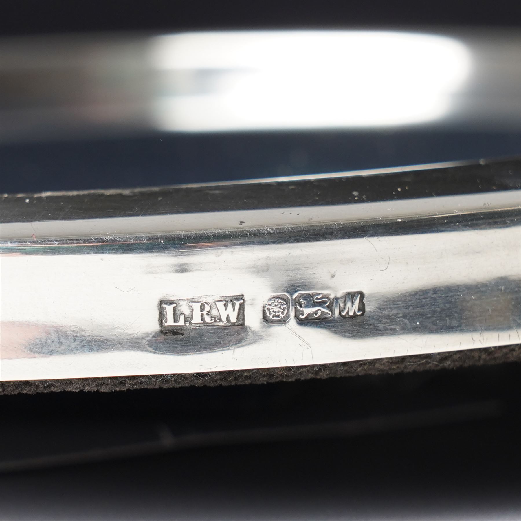 Pair of silver circular photograph frames on easel stands, aperture 12cm Sheffield 1986 and 1990 Maker Laurence Watson & Co