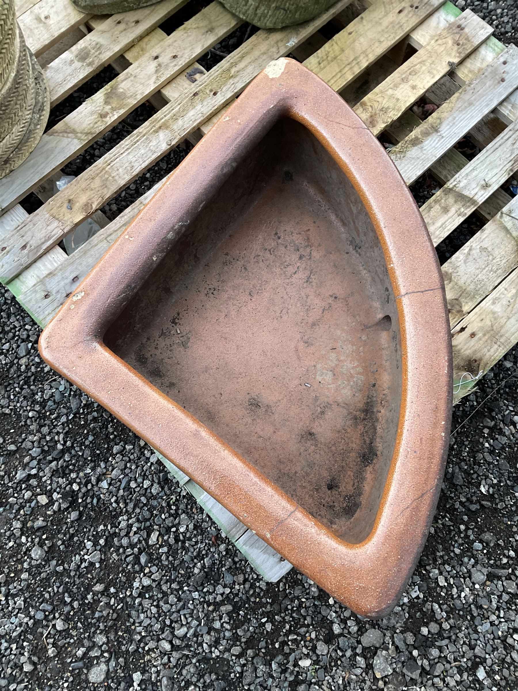 Glazed corner trough - THIS LOT IS TO BE COLLECTED BY APPOINTMENT FROM DUGGLEBY STORAGE, GREAT HILL, EASTFIELD, SCARBOROUGH, YO11 3TX