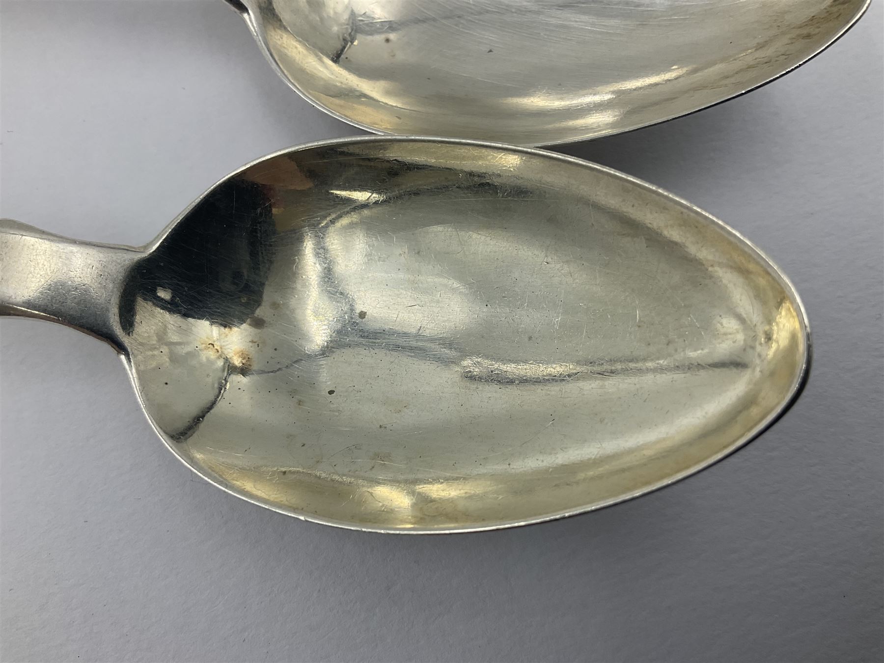 Pair of George III York silver Fiddle pattern dessert spoons, each engraved with a rampant lion crest, hallmarked James Barber & William North, York 1789