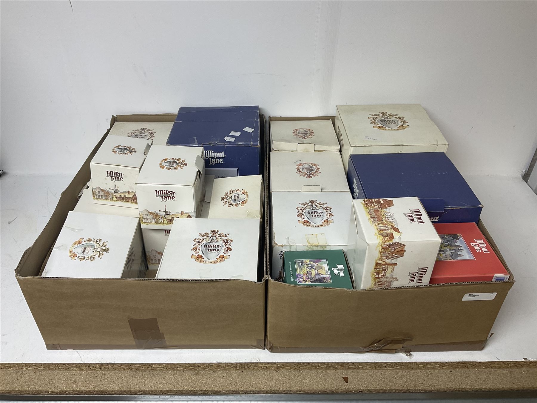 Nineteen Lilliput Lane models, including Dove Tails, Birdlip Bottom, Smallest Inn, Gossip Gate and Beehive Cottage, all with deeds and original boxes (19)