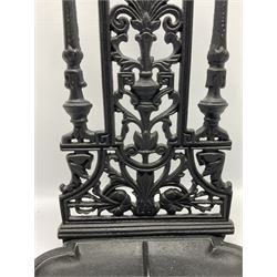 Cast iron walking stick stand, in the manner of Coalbrook, together with five walking sticks, to include horn handled example with ebonised cane and silver collar hallmarked Birmingham 1929, blackthorn example, etc. 