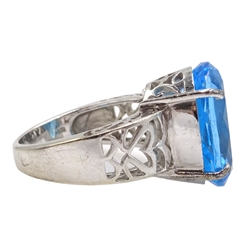  9ct white gold oval Swiss blue topaz ring, with openwork shank, stamped 375  
[image code: 4mc]