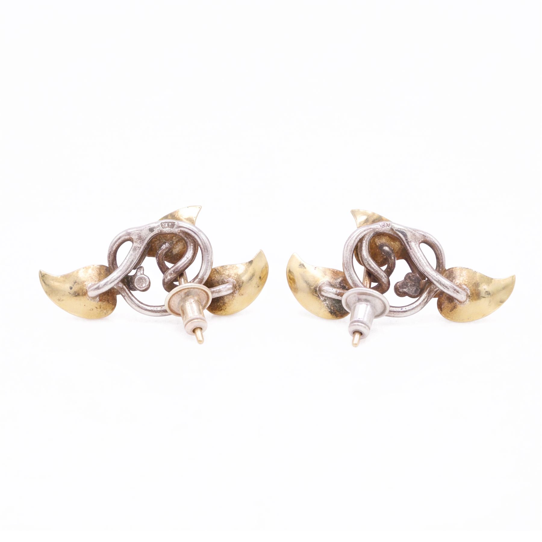 Brett Payne pair of silver and 9ct gold fruiting vine earrings, each stud with twisted silver vine and 9ct gold leaves, Sheffield 1998