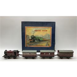 Hornby '0' gauge - Passenger Set No.21 with clockwork No.20 type 0-4-0 tender locomotive No.60985, two coaches and track, boxed; and Tank Passenger Set No.101 for spares or repair with clockwork No.101 type 0-4-0 tank locomotive No.2270, three coaches and track, boxed (2)