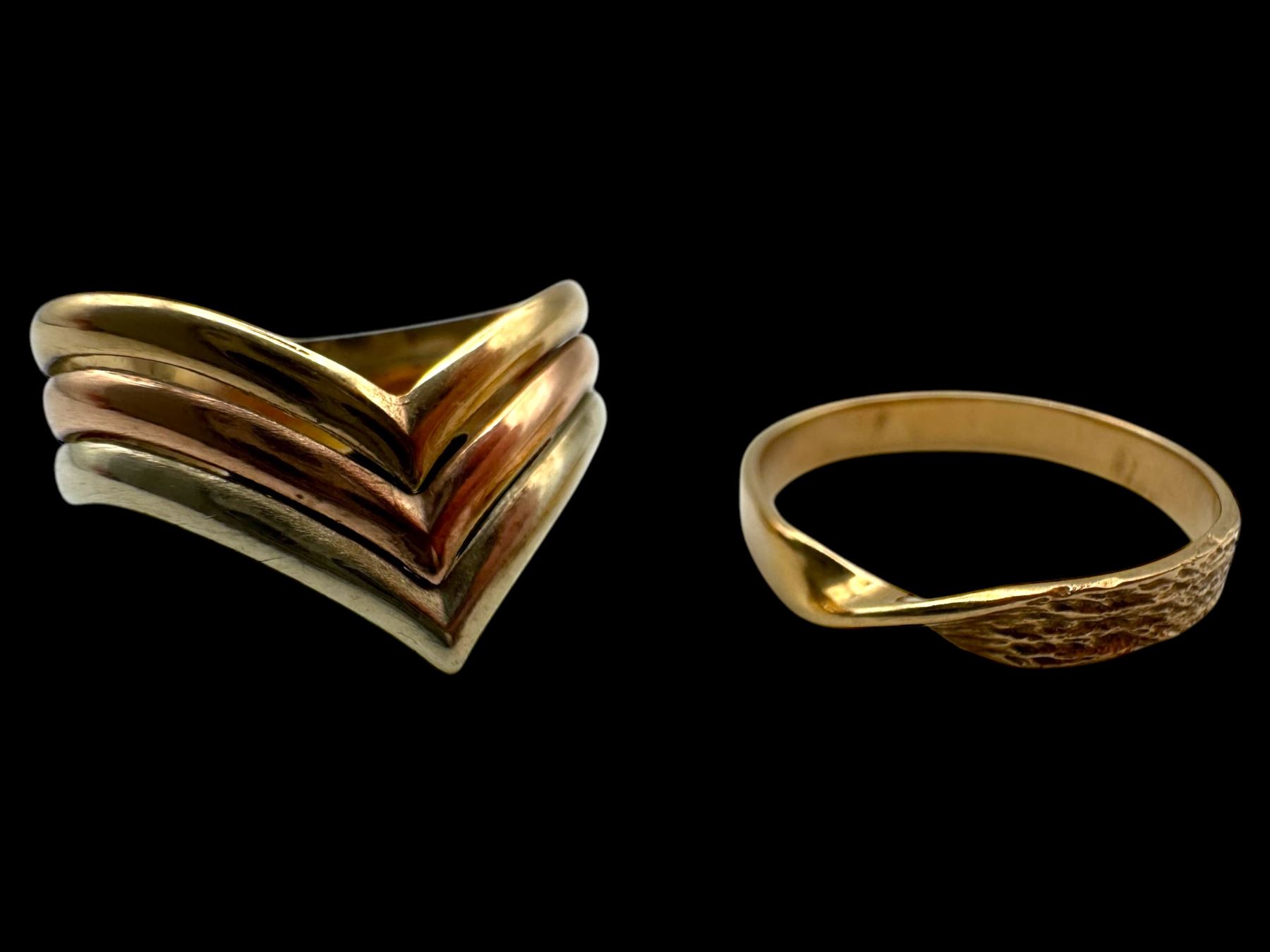 Two 9ct gold rings, comprising tri-tone wishbone ring and a cross over band ring