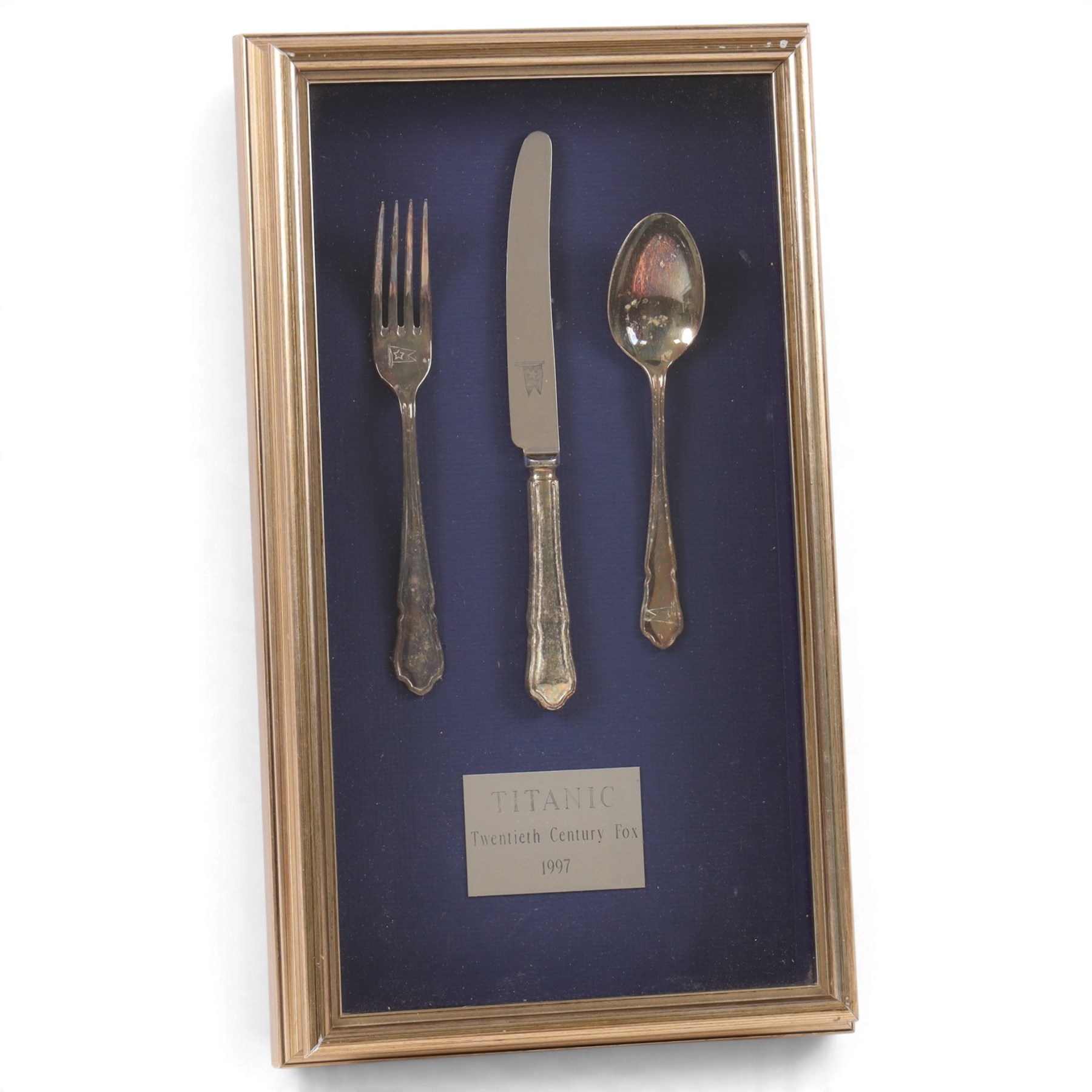 Titanic (Twentieth Century Fox 1997): framed set of cutlery used in the first class dining rooms scenes during the filming of the movie, sold by the J. Peterman Company, with original receipt and box