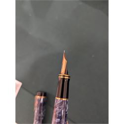 Parker Duofold fountain pen in blue marble, with 18ct gold nib, in case 