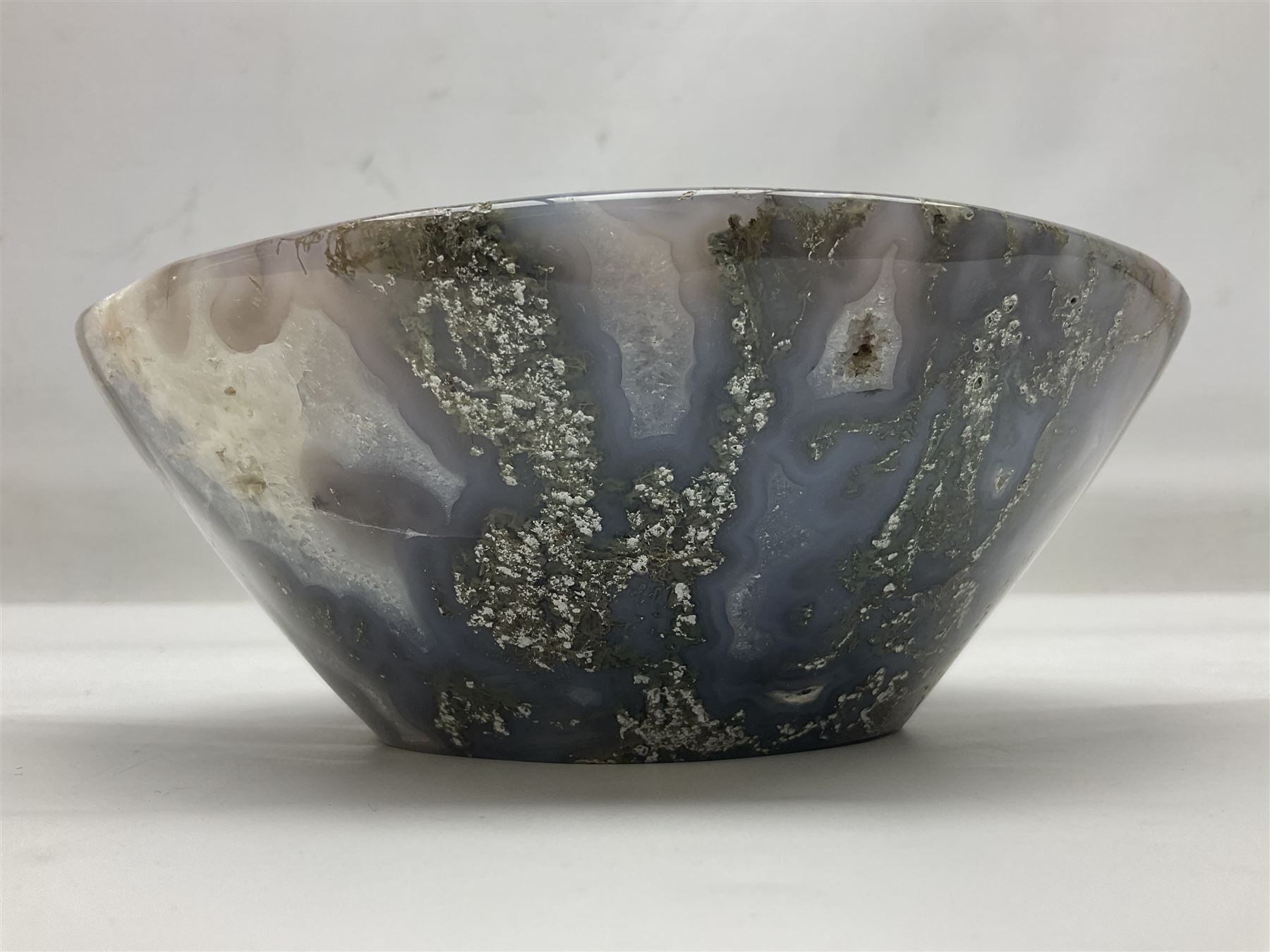 Polished agate bowl, with a shallow concave centre, D19cm, H7cm