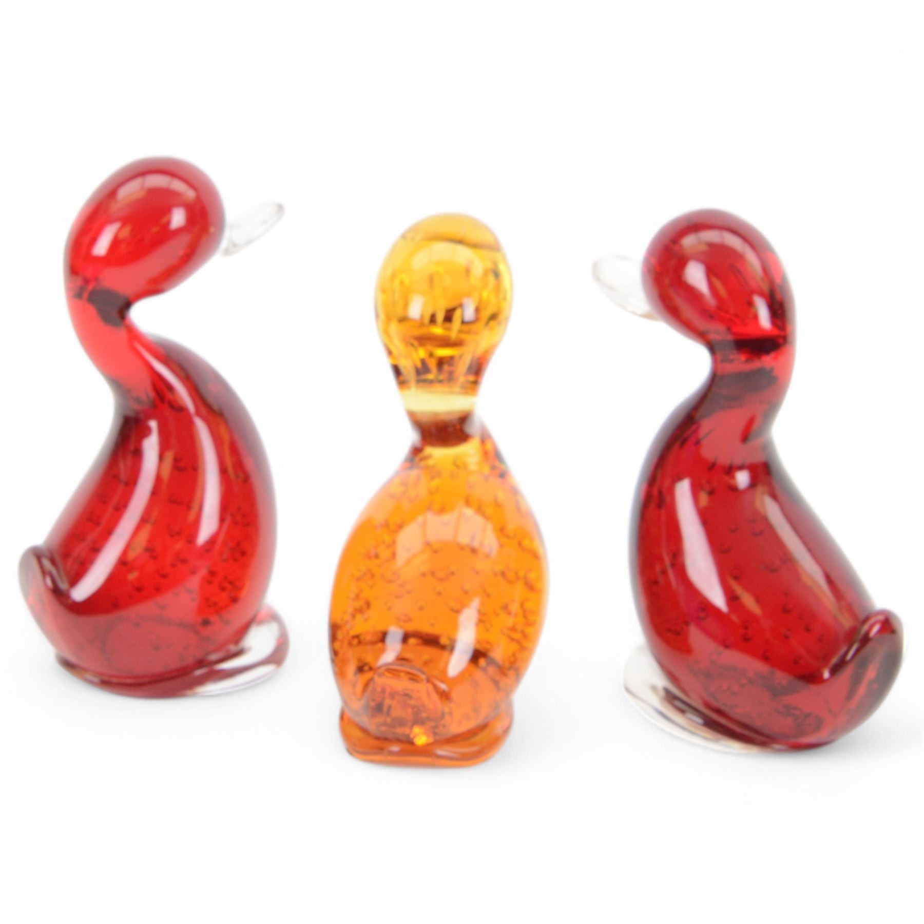 Two Whitefriars dilly ducks, together with four Isle of Wight Glass fish 