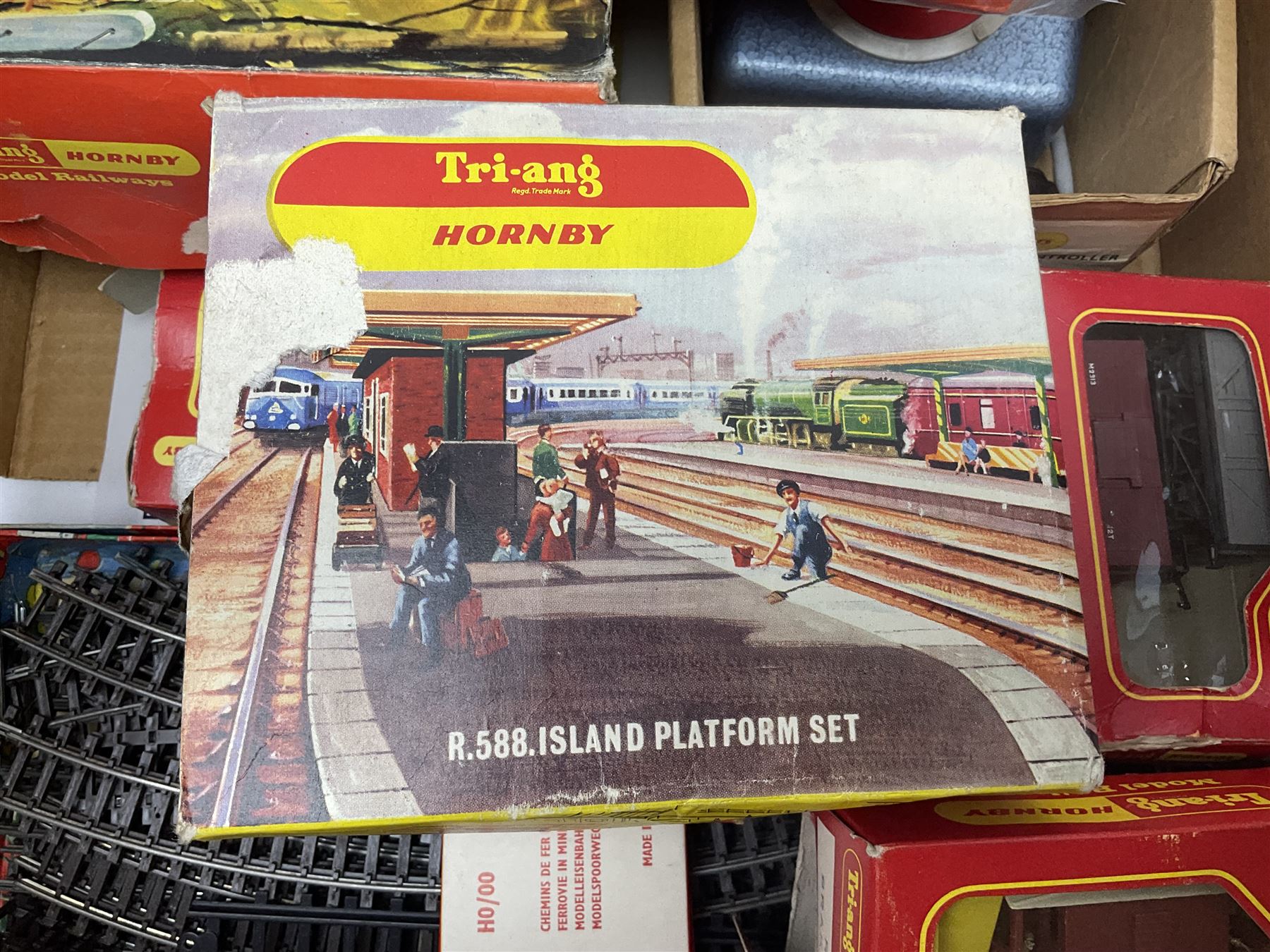 Tri-ang - quantity of '00' gauge model railway and Minic Motorways slot-racing items including Class B12 4-6-0 locomotive No.61572; boxed; seven goods wagons in five boxes; R576 Tunnel and Island Platform Set; both boxed; quantity of track and power unit; four Minic Cars and two controllers; boxed Customs Barrier and Frontier Post Set; railway car transporter and car loading ramp; quantity of track and trackside accessories; and boxed Car-Play Filling Station Set