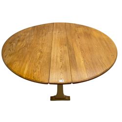Ercol - mid-to-late 20th century model '610' elm and beech drop-leaf dining table, oval top over shaped end supports with gate-leg action