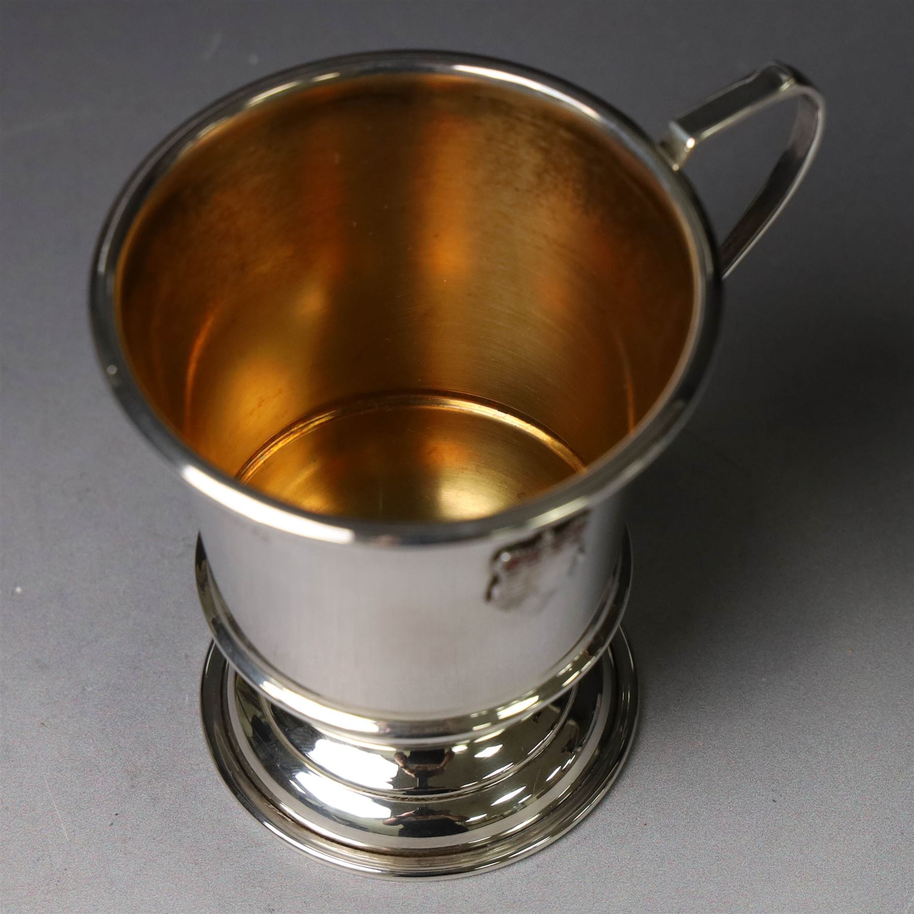 Silver Queen Elizabeth II Silver Jubilee mug, with silver and enamel profile of the Queen's head to one side, hallmarked W I Broadway & Co, Birmingham1977, H7.5cm, boxed