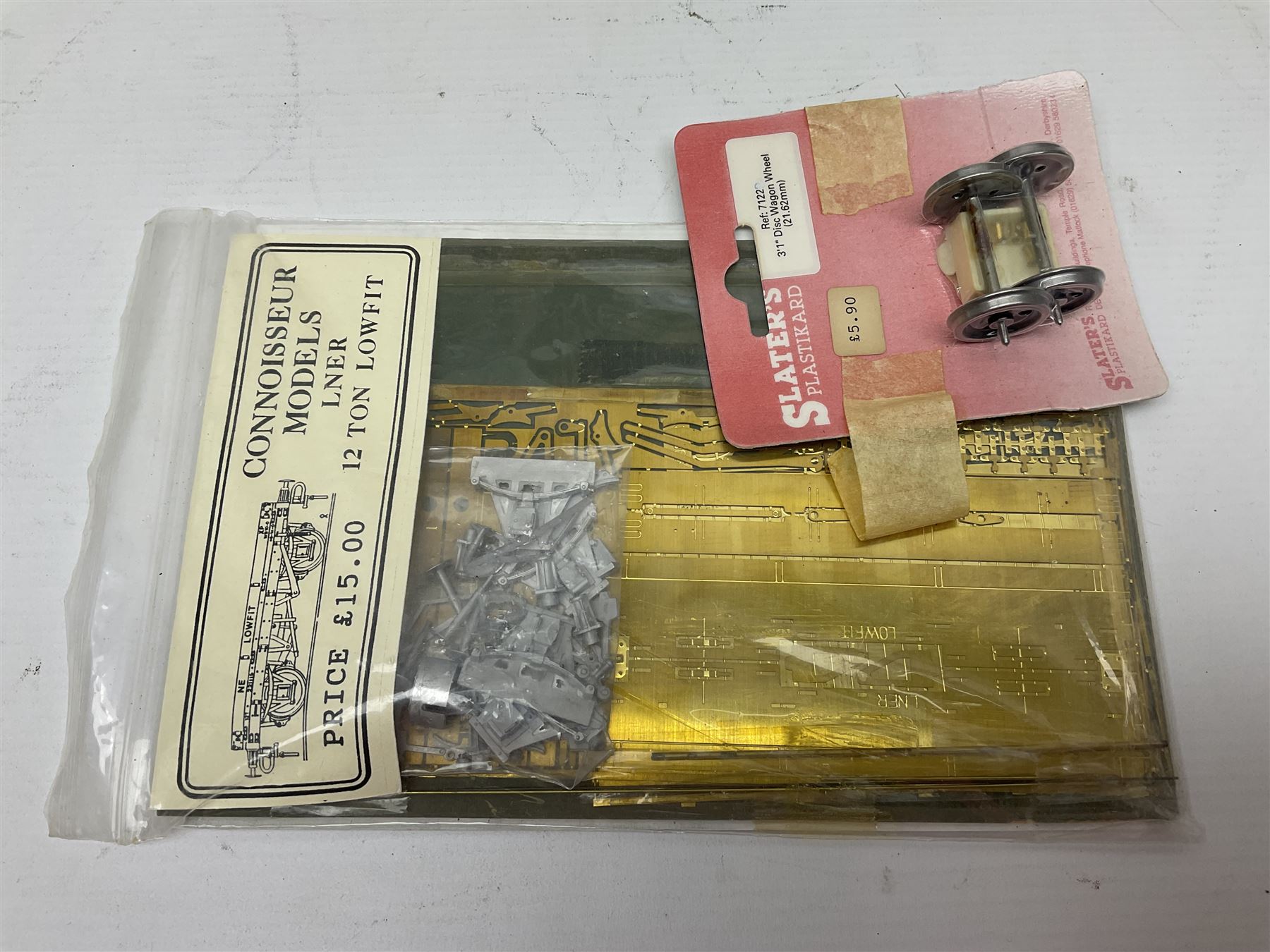 Eighteen boxed '0' gauge model railway kits for coaches and wagons from various makers, to include Roxey Mouldings, Slater’s Wagon Kits, Parkside Dundas, Blacksmith Models etc, all in original boxes (18)