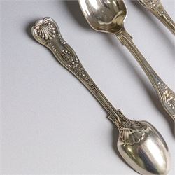 Twenty-one silver teaspoons, comprising set of six 1920s coffee spoons, set of three Kings pattern teaspoons, etc, all hallmarked