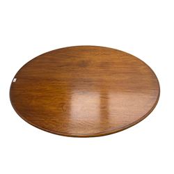 Victorian mahogany oval loo table, moulded edge with banded frieze, raised on baluster turned pedestal with quadrupod base, cabriole supports with scroll feet and castors