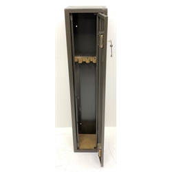 Steel gun cabinet with double locking single full length door and storage for four guns, internally H130cm W28cm D21cm, with two keys H131cm