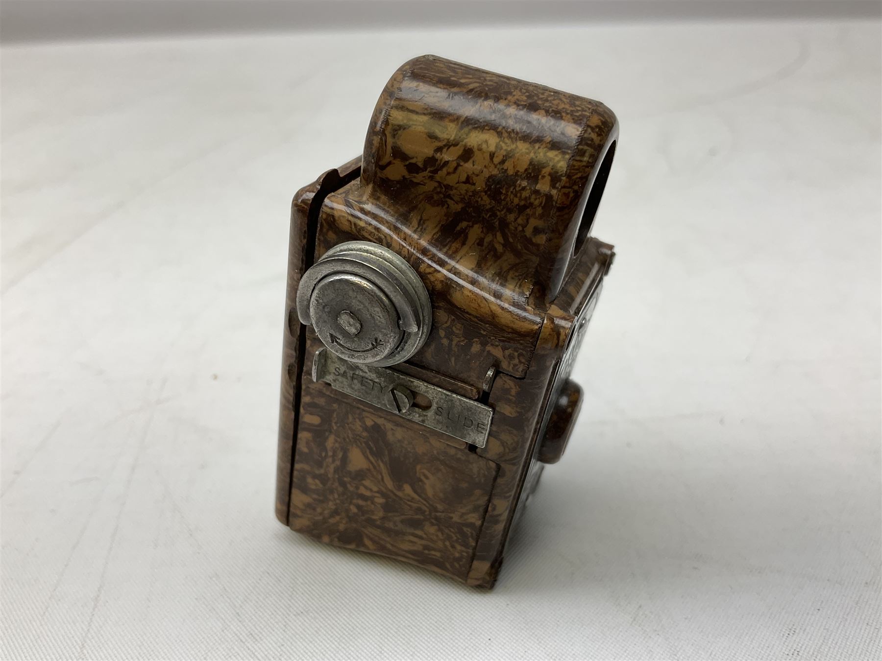 20th century Coronet Midget 16mm camera, in marbled brown Bakelite case with chrome mounts, L6cm, together with a pair of 9ct gold (tested) spectacles in case